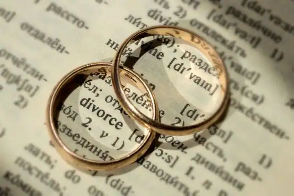 Image of rings removed before divorce mediation Wigston